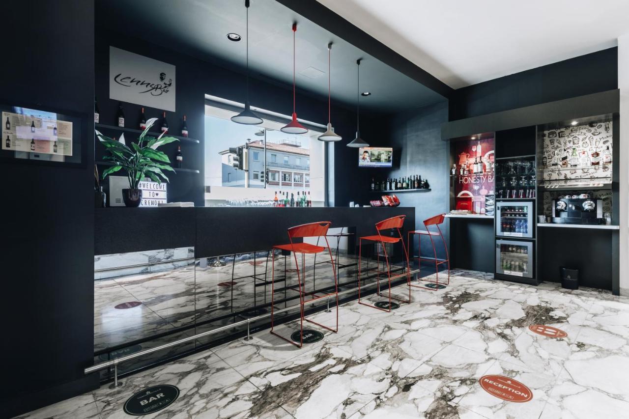 Hotel Continental Cremona Bagian luar foto