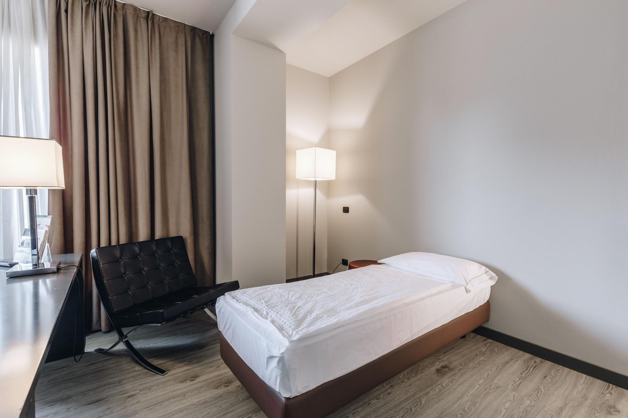 Hotel Continental Cremona Bagian luar foto