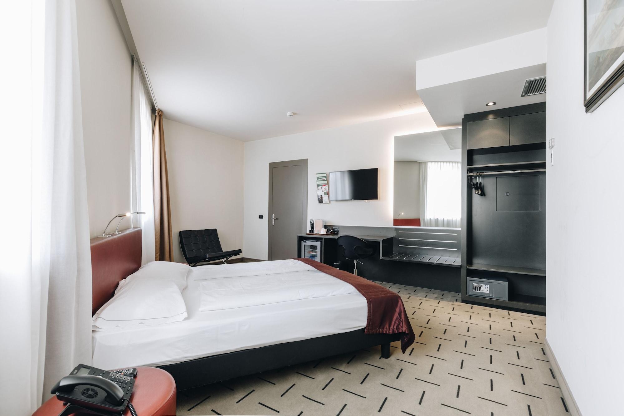 Hotel Continental Cremona Bagian luar foto