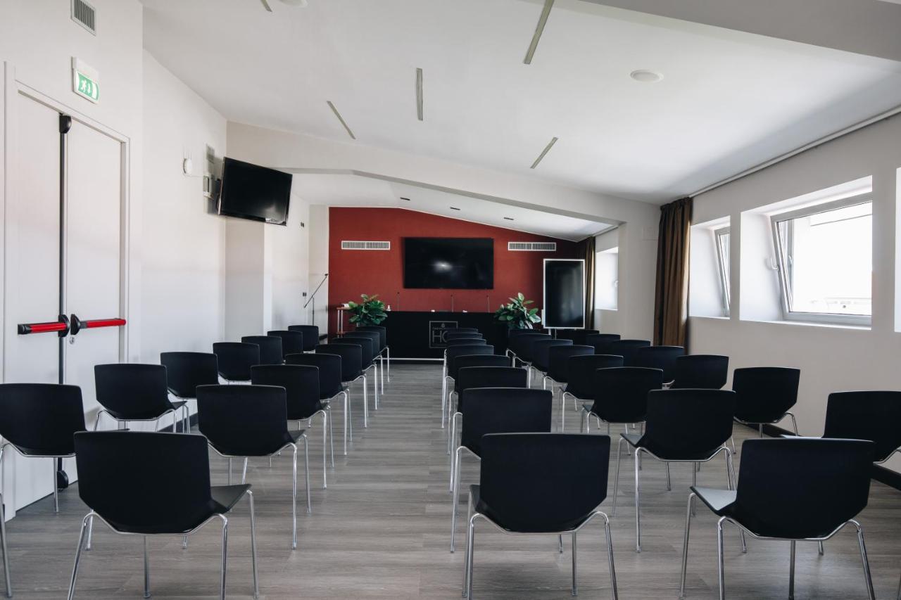 Hotel Continental Cremona Bagian luar foto