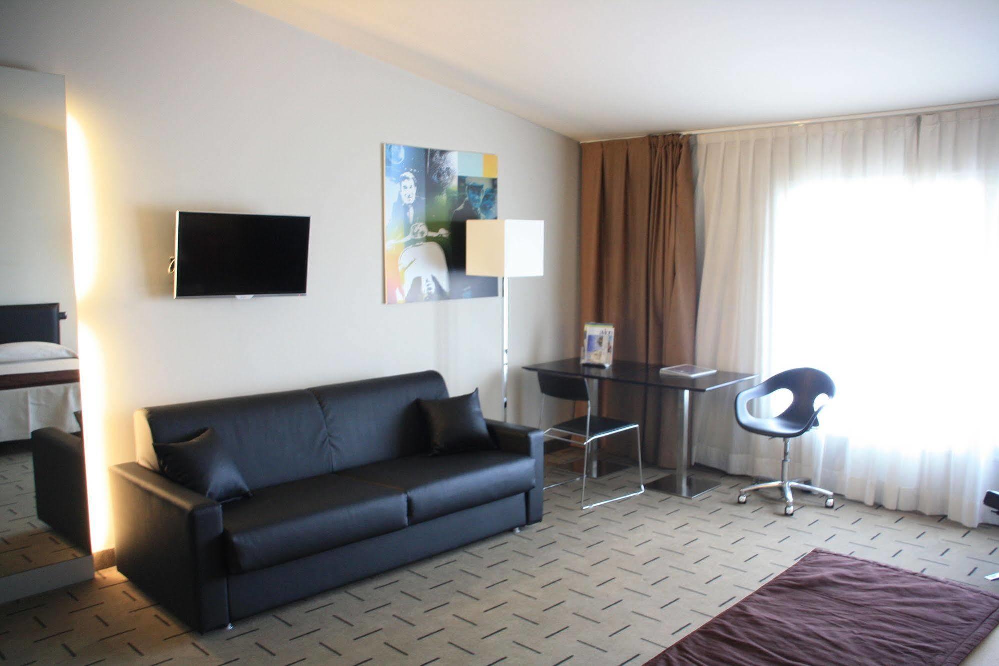 Hotel Continental Cremona Bagian luar foto