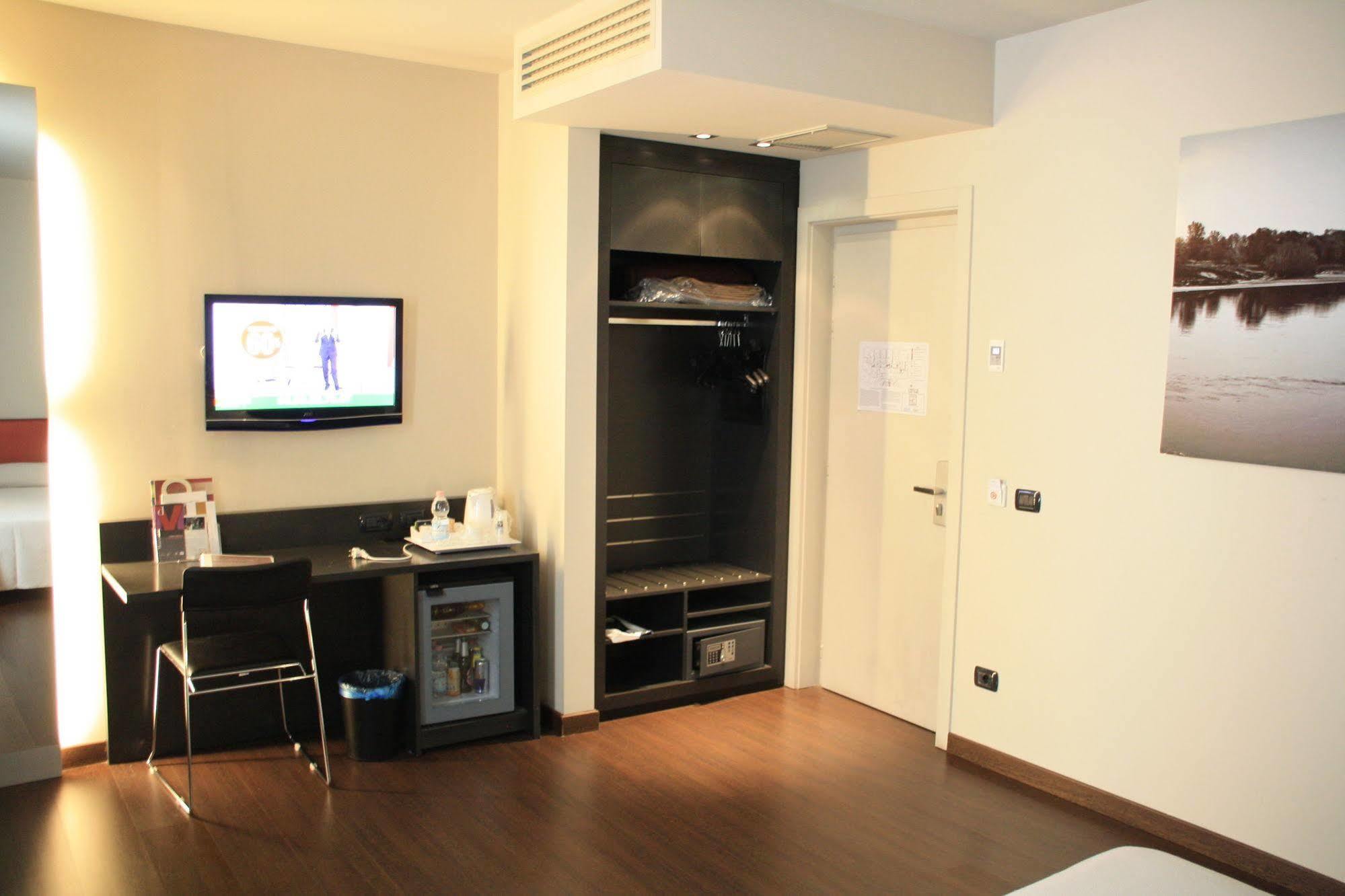 Hotel Continental Cremona Bagian luar foto