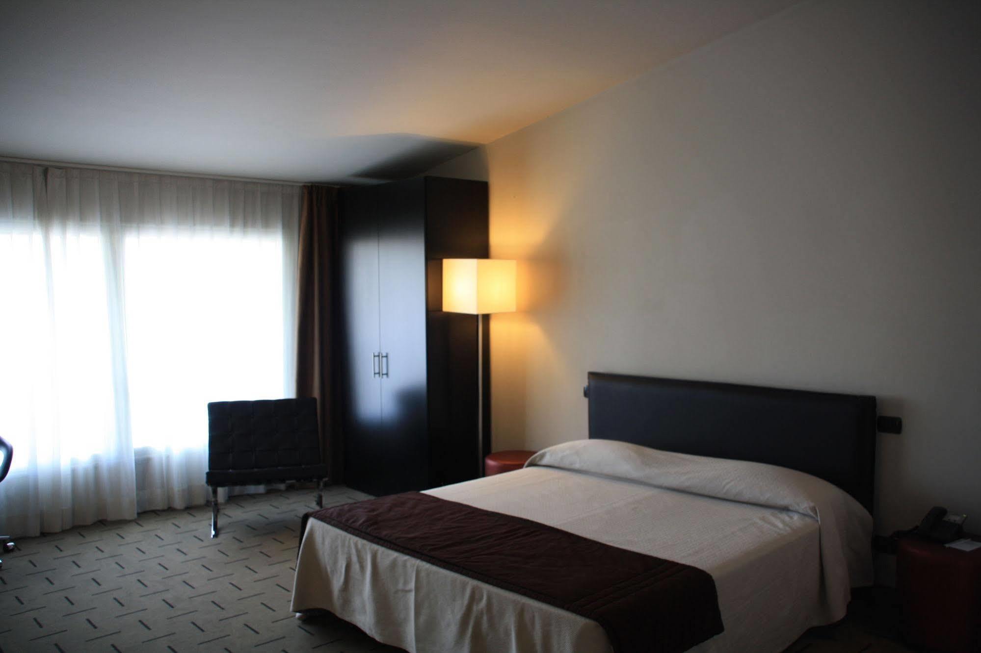 Hotel Continental Cremona Bagian luar foto