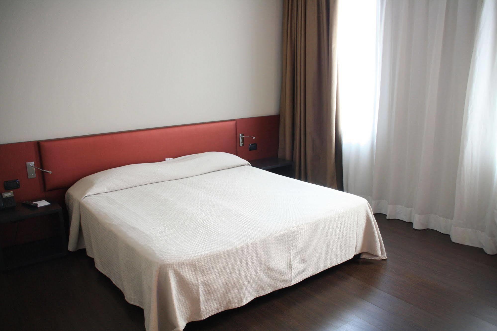 Hotel Continental Cremona Bagian luar foto